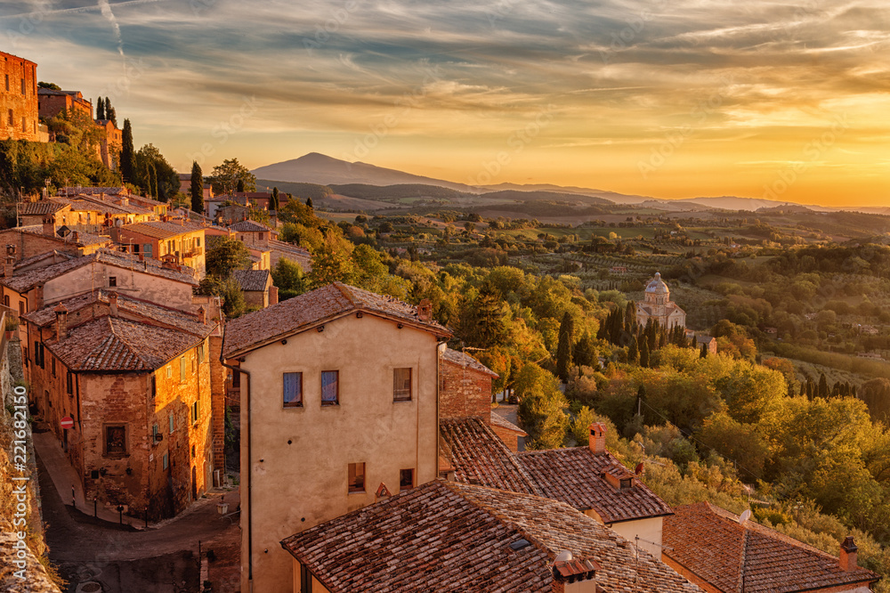 Obraz premium Toskania, widok ze ścian Montepulciano o zachodzie słońca, Włochy