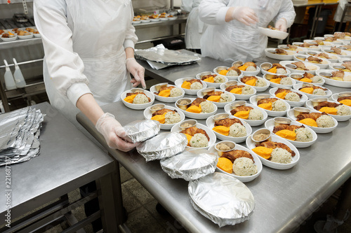 Chefs are wrapping inflight food