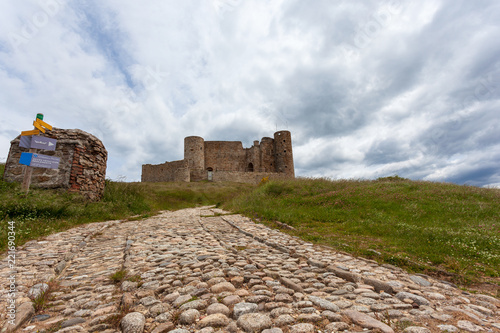 Obraz na płótnie Vue du Chateau de Portes w salonie
