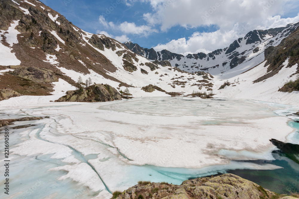 Vue du Lac de Trécolpas encore gelé
