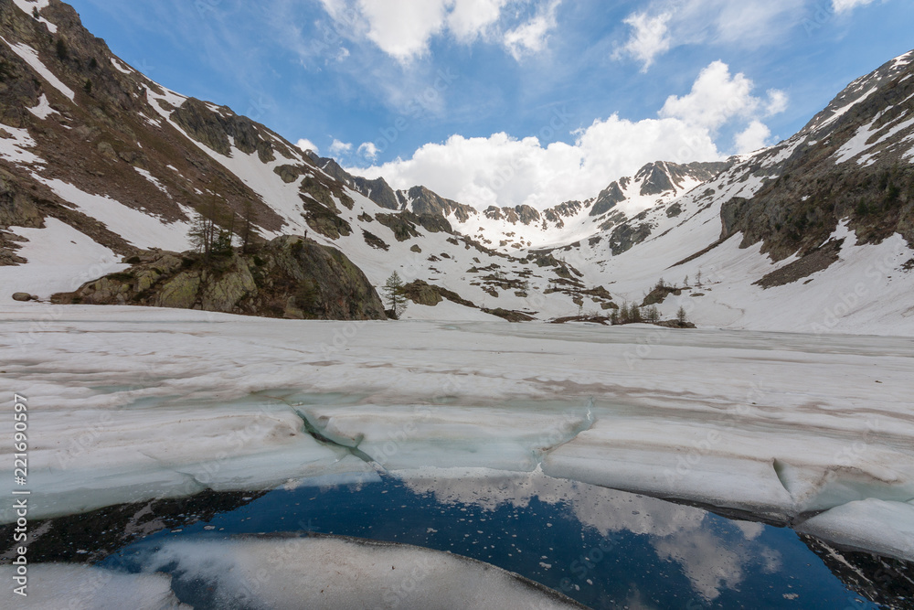 Vue du Lac de Trécolpas encore gelé