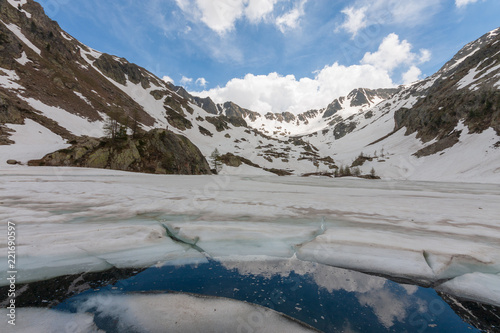 Vue du Lac de Trécolpas encore gelé photo