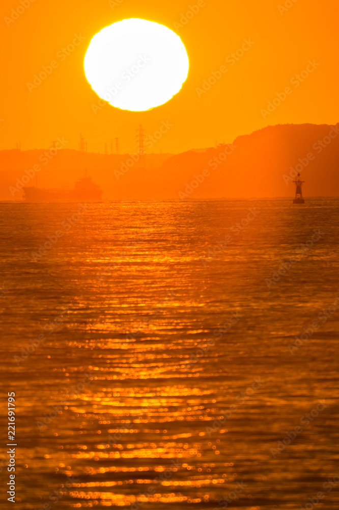 朝日に光る波と船の影　2