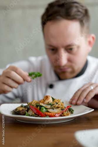 Chef put parsley on spaghetti before serve.