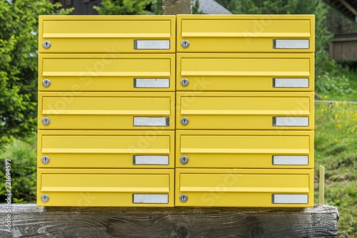 Gelbe Briefkasten aus Blech ohne Namen in einem l  ndlichen Gebiet    sterreich