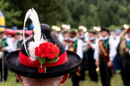Trachtenhut mit Feder vor Musikkapelle