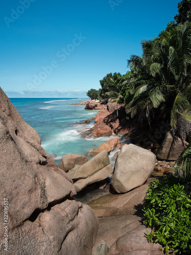 Felsenküste auf La Digue, Seychellen