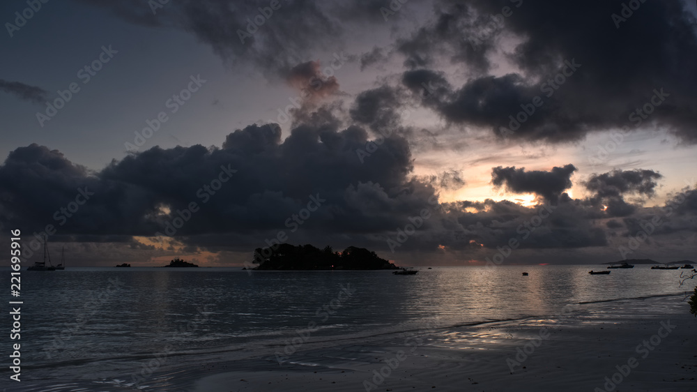 Morgendämmerung an der Cote d'Or, Praslin, Seychellen