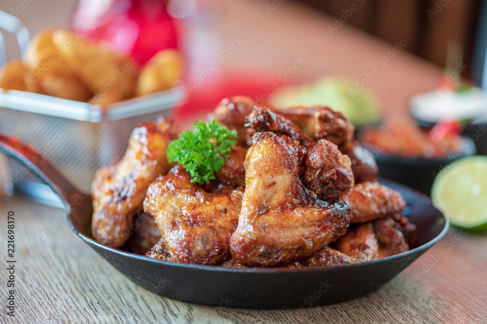 Buffalo Chicken Wings in einer Pfanne mit Potatoes Buffalo Chicken Wings in einer Pfanne mit Potatoes