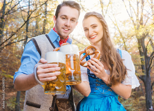 Paar stößt in Bayern mit Bier an