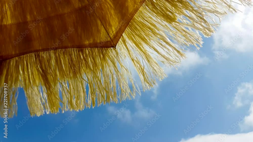 Urlaubs Motiv mit Bast Sonnenschirlm 