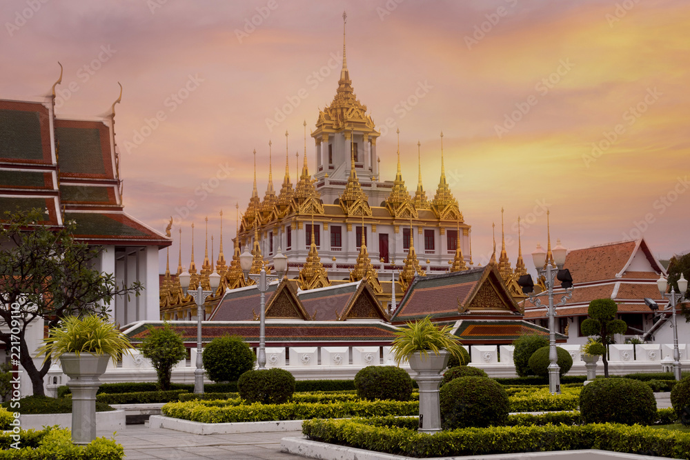 Naklejka premium Loha Prasart at Wat Ratchanatda while beautiful sunset sky in Bangkok, Thailand.