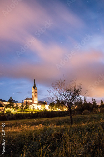 Burgmauern und Kirche von Radstadt am Abend 