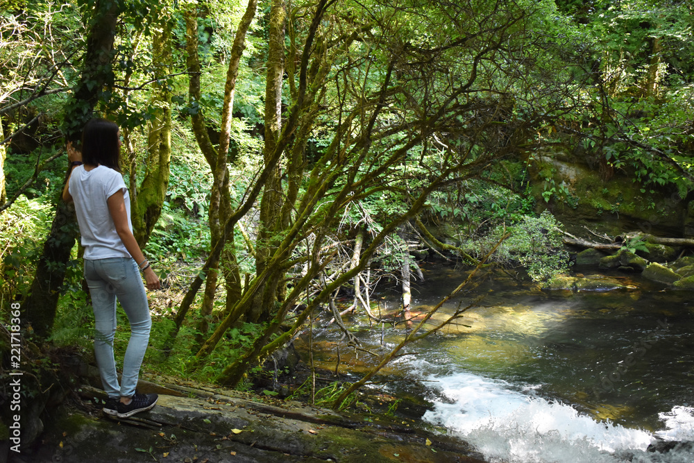Chica joven contemplando el paisaje Chica joven contemplando el paisaje