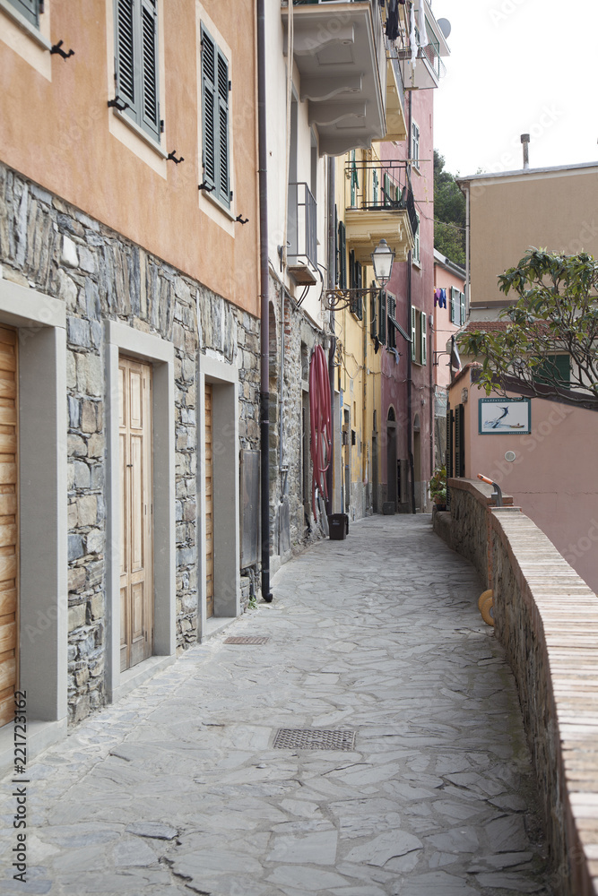 Obraz premium cobblestone streets along the town in manarola, italy.the town is built along the cliffs of this coastal town