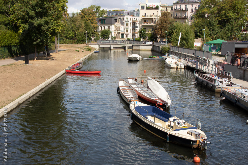 Bild vom Leipziger Stadt Hafen im hintergrund mit wunderbahren Wohnhäusern.Ein Paradis für Wasser Sport,Boot fahren Rudern und Paddeln. Bild vom Leipziger Stadt Hafen im hintergrund mit wunderbahren Wohnhäusern.Ein Paradis für Wasser Sport,Boot fahren Rudern und Paddeln.