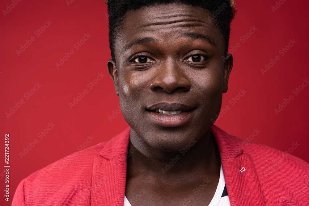Obraz premium Positive emotions. Close up portrait of happy guy. He is looking at camera with raised eyebrows and smile