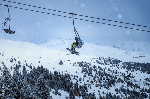 Ski und Snowboardfahrer in einem Skilift
