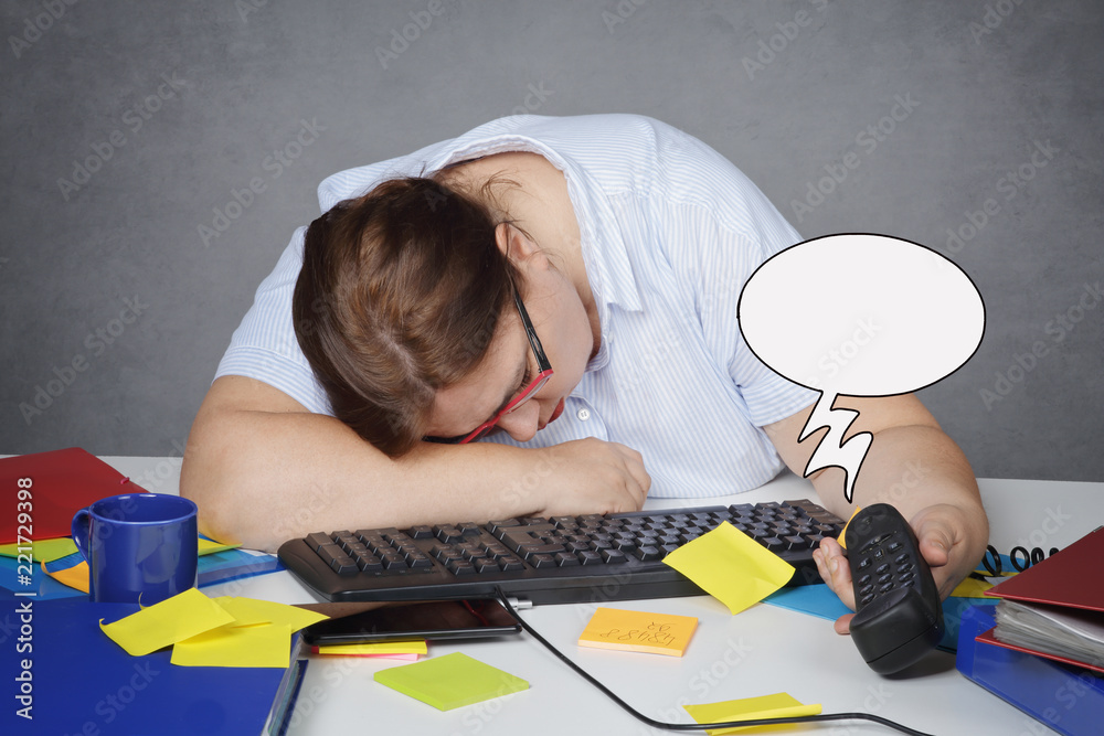 femme épuisée au bureau dormant avec téléphone qui sonne dessin humour  Photos | Adobe Stock