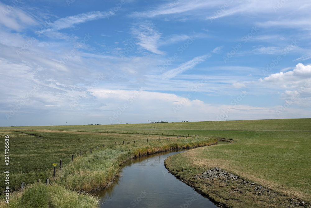 Braunes Gras im Deichvorland an der Nordseeküste im regenarmen heißen Sommer 2018 - Stockfoto Braunes Gras im Deichvorland an der Nordseeküste im regenarmen heißen Sommer 2018 - Stockfoto