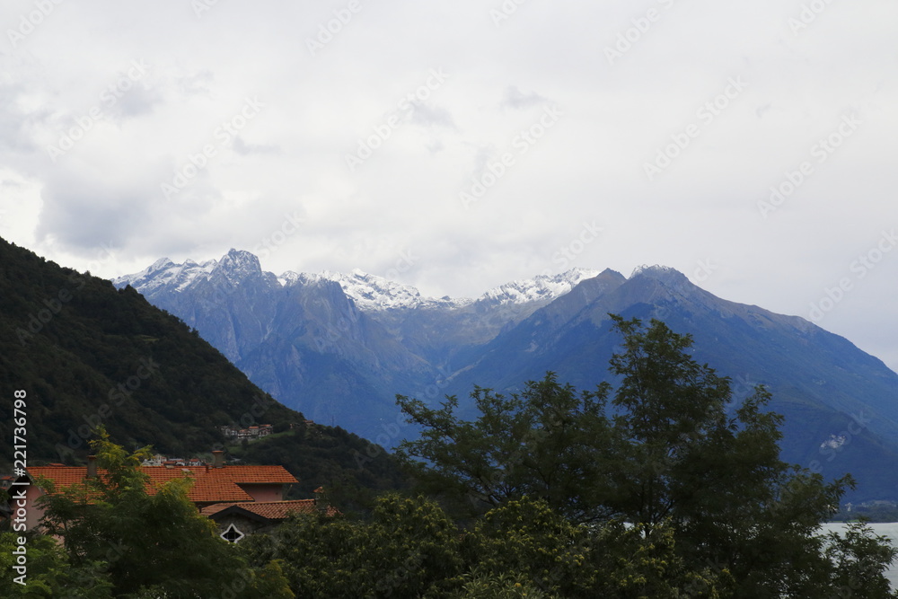 Blick über Gravedona nach Colico am Comer See mit Schnee auf den Bergen Blick über Gravedona nach Colico am Comer See mit Schnee auf den Bergen