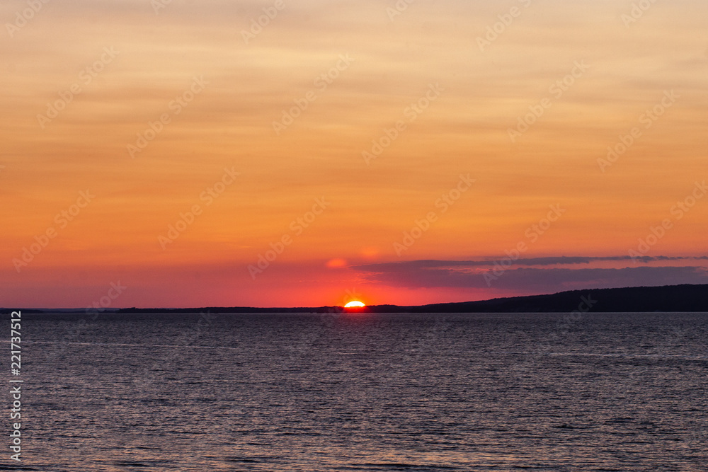 Naklejka premium red sunset above coast line