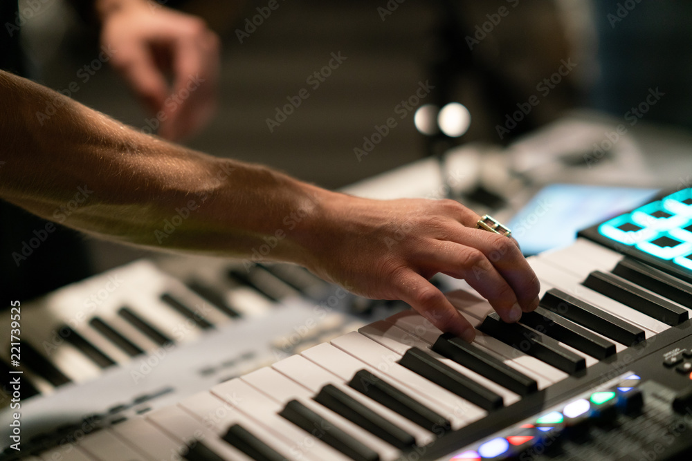 Obraz premium close up of hands playing keyboard