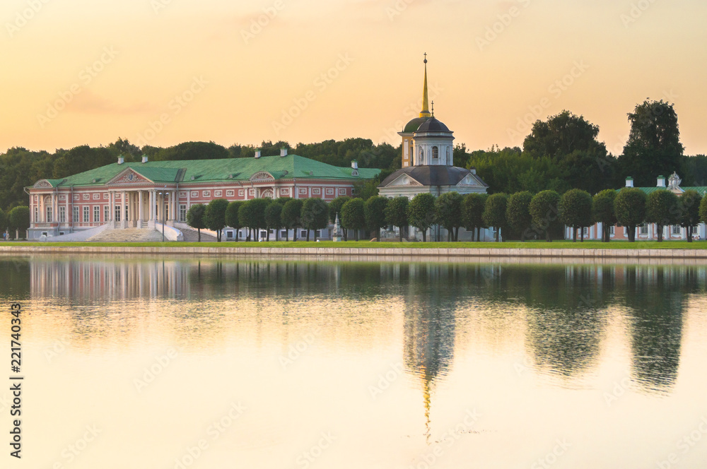 Obraz premium Evening serenity of the palace pond, included into ensemble of the State reserve museum Kuskovo, former aristocratic summer country estate of the russian nobility of the 18th century. Moscow. Russia.