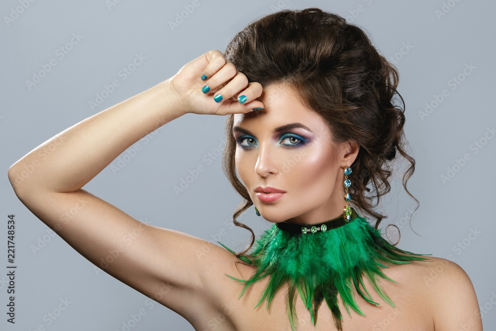 Naklejka premium Woman wearing beautiful earrings and necklace made from feathers