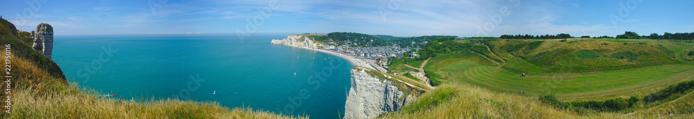 vue panoramique de la plage et des falaises d'Etretat. Normandie, France vue panoramique de la plage et des falaises d'Etretat. Normandie, France