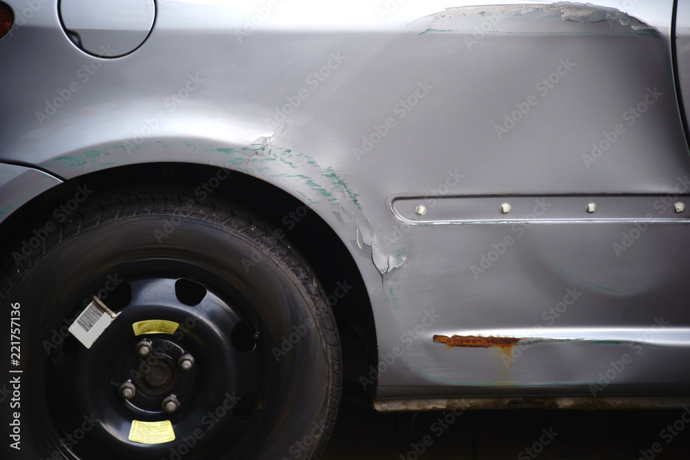 Beschädigte Seitenkarosse Unfallwagen  / Die verbeulte und beschädigte Seitenkarosse eines Automobils nach einem Unfall.