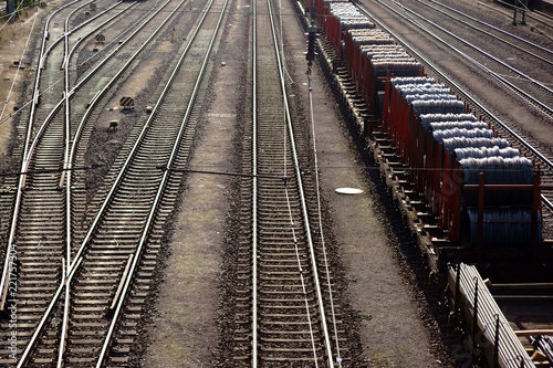 Schienennetz mit Güterzug / Eisenbahnwagons eines Güterzuges stehen auf dem weitverzweigten Schienennetz eines Güterbahnhofes.
