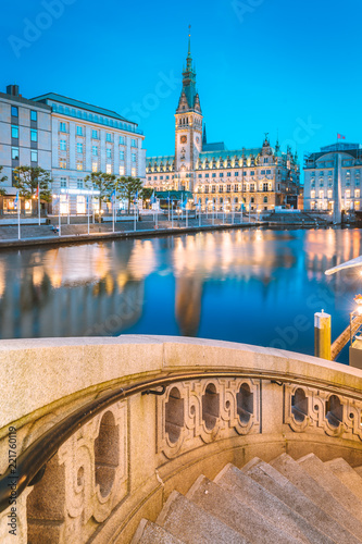 Obraz na płótnie Hamburg city hall with Binnenalster at twilight, Germany w salonie