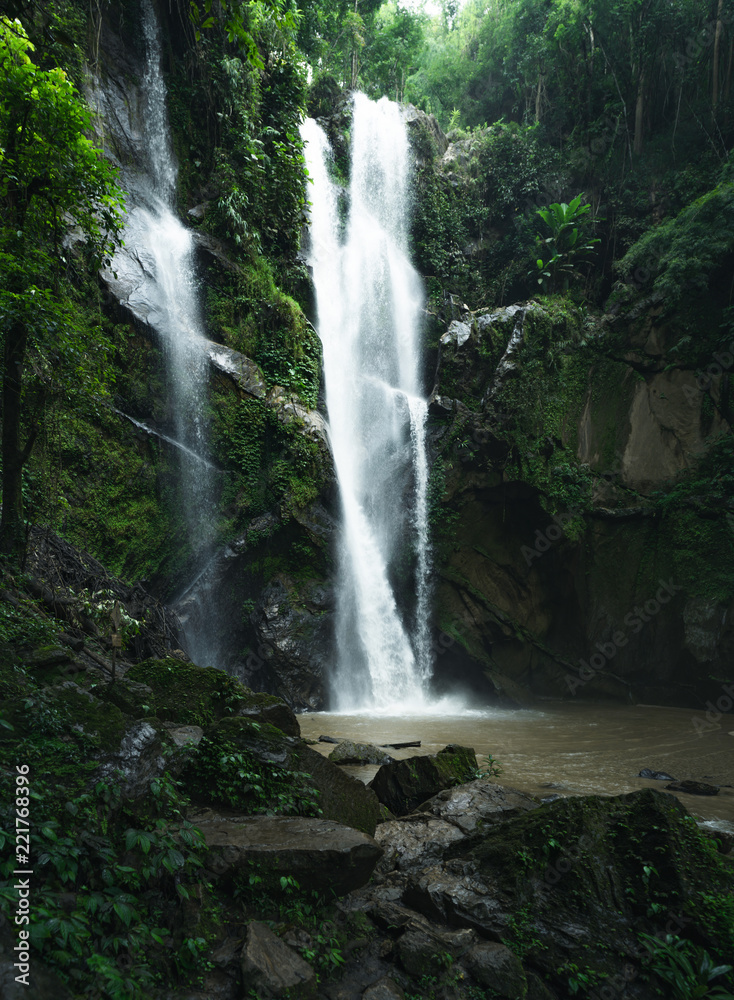Fototapeta premium Wodospad Wodospad w przyrodzie podróż wodospad mok fah