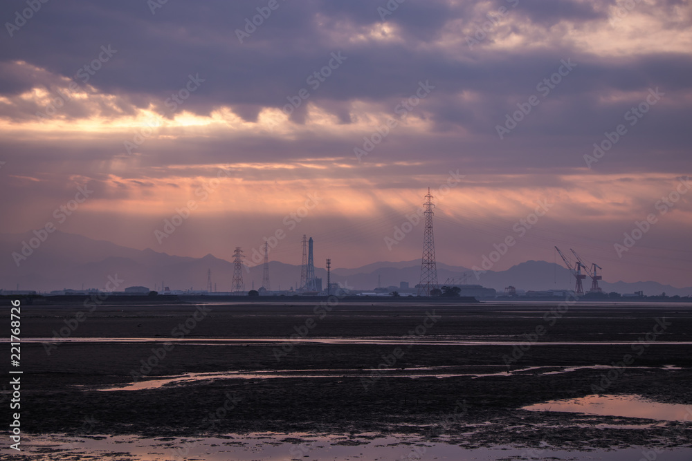 今治の工業地帯と神秘的な夕焼け