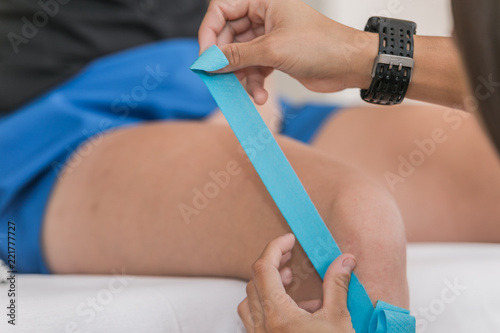 Photos Physiotherapist puts the kineso taping on the body
