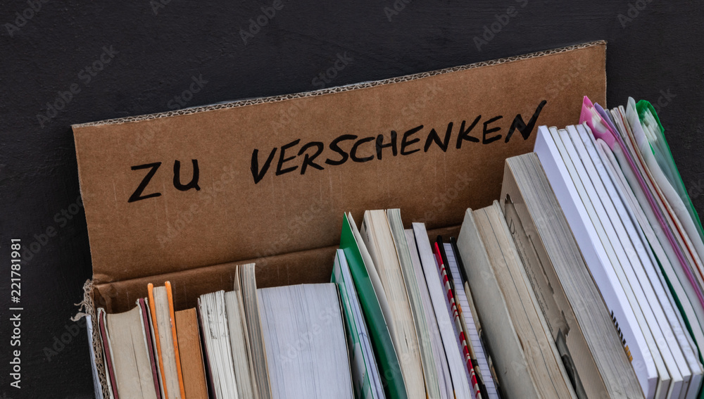 Naklejka premium Bücher zu verschenken Bücherkarton