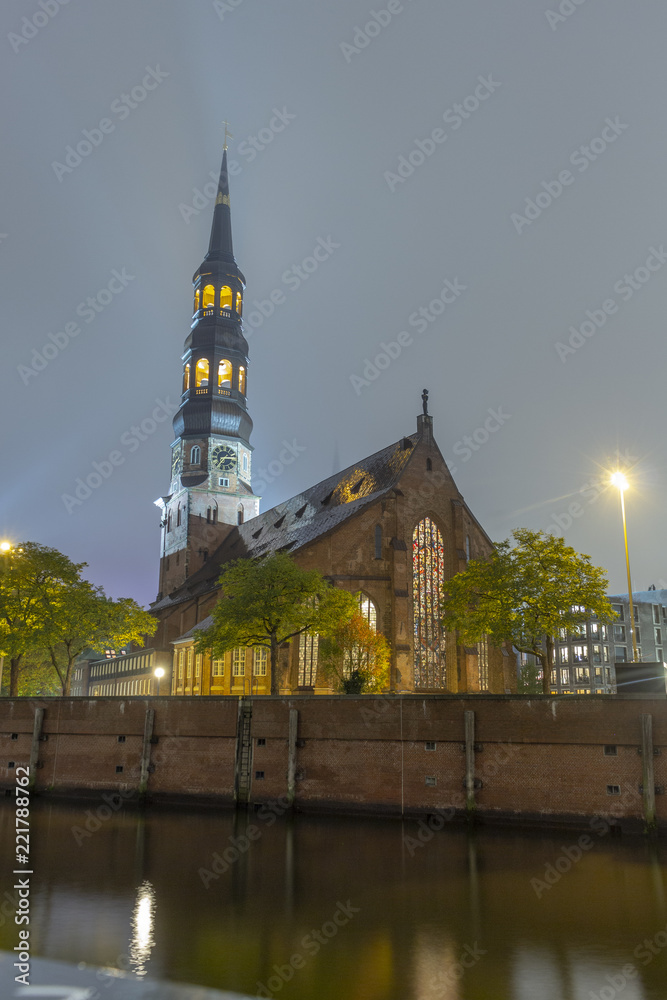 Naklejka premium Hauptkirche Hamburg bei Nacht