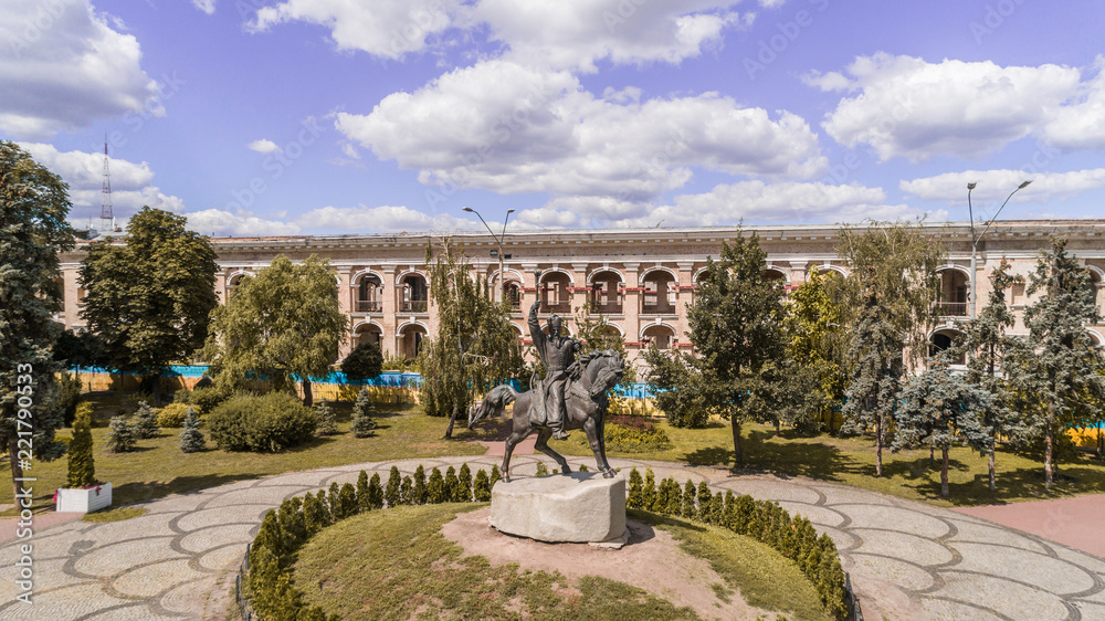 Obraz premium Aerial view of the monument to Peter Sagaidachnoy. Contract area. Sky. Kiev (Kyiv). Ukraine.
