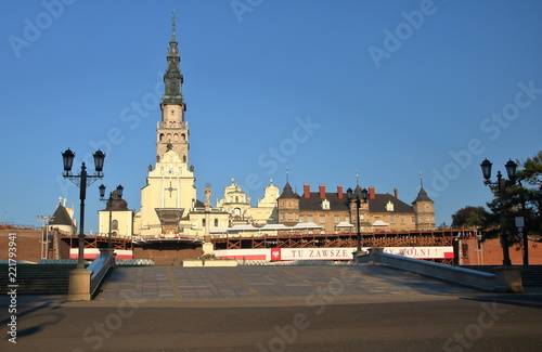 Widok Wzgórza Jasnogórskiego w Częstochowie, Polska, wieża katedry, budynki klaszoru paulinów, ołtarz zewnętrzny  photo