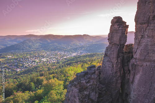 Landschaft am Abend mit Fels 