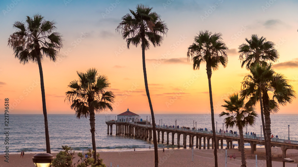 Naklejka premium Manhattan Beach o zachodzie słońca w Kalifornii, Los Angeles, USA. Przetworzone w stylu vintage.