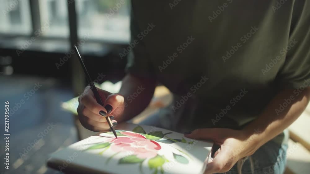 Vidéo Stock reative woman with a bright informal appearance is working ...