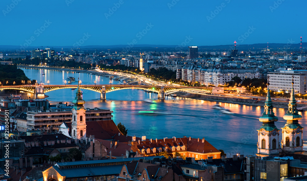 Obraz premium Budapest cityscape over Danube river at blue hour