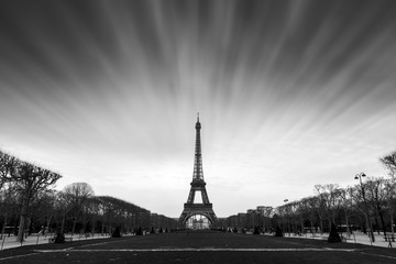 Tuinposter Zwart wit Eiffeltoren Parijs serene zwart-wit sfeer  © dennisvdwater
