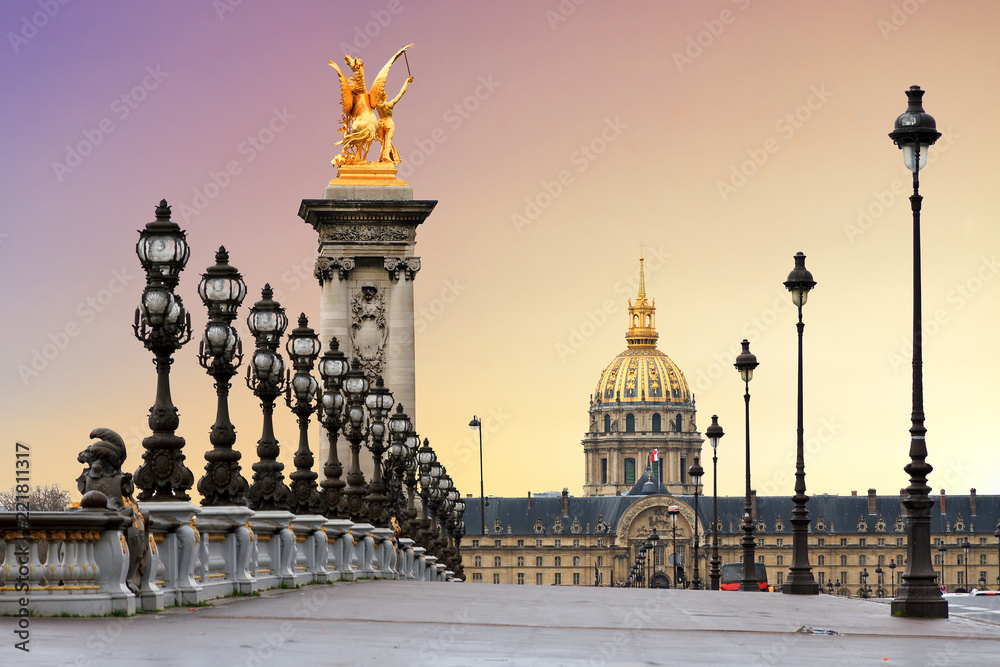 Naklejka premium Piękny wschód słońca nad Pont Alexandre III i Les Invalides w Paryżu
