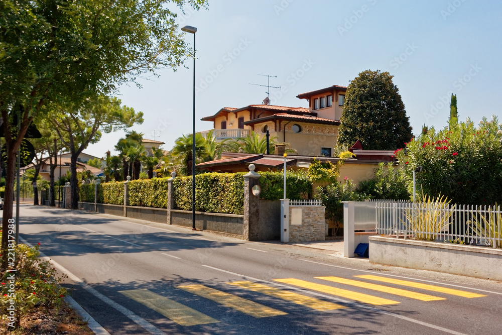 Obraz premium Sirmione, Italy 17 August 2018: Lake Garda. beautiful hotel in the city street.