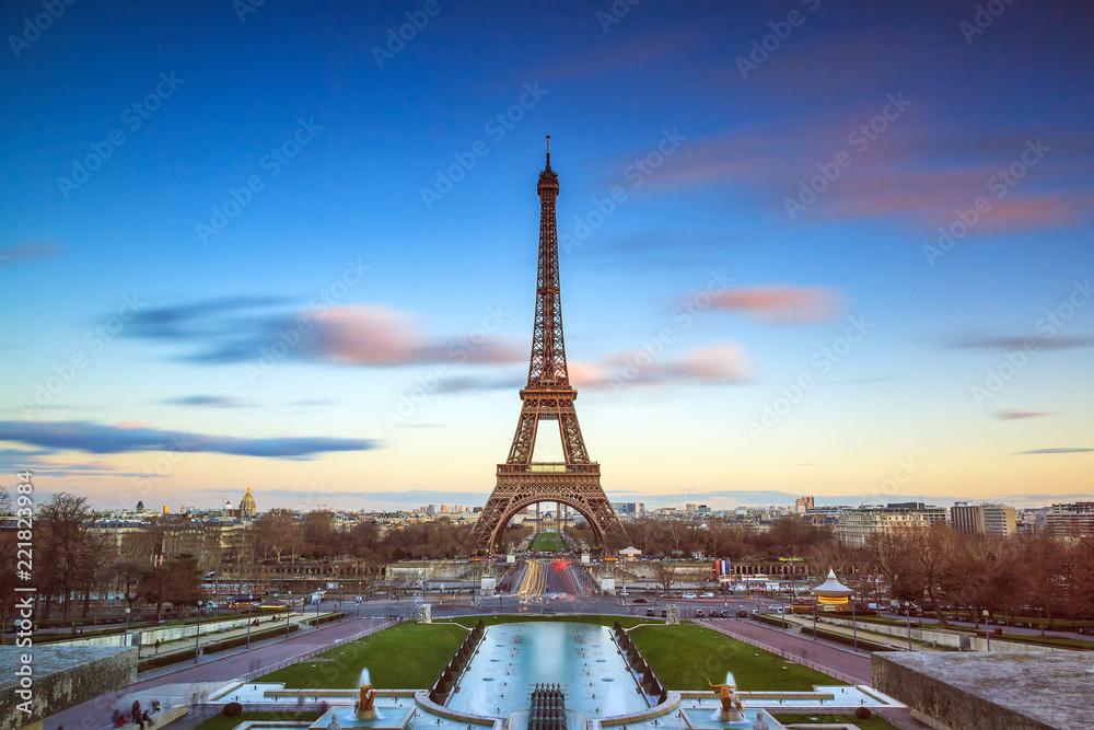 Obraz premium Beautiful view of the Eiffel tower in Paris, France, at sunset 