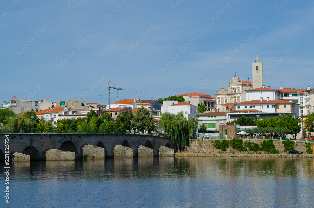 Puente de Mirandela una población a orillas del rio Tua. Distrito de Bragança. Tras-os-Montes. Portugal.