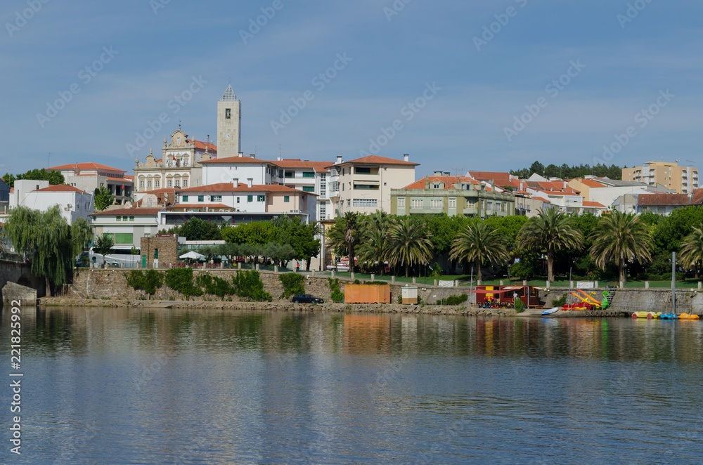 Mirandela vista desde la margen opuesta del rio Tua. Distrito de Bragança. Tras-os-Montes. Portugal.